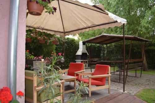 galamb-villa-seating area-outside-garden